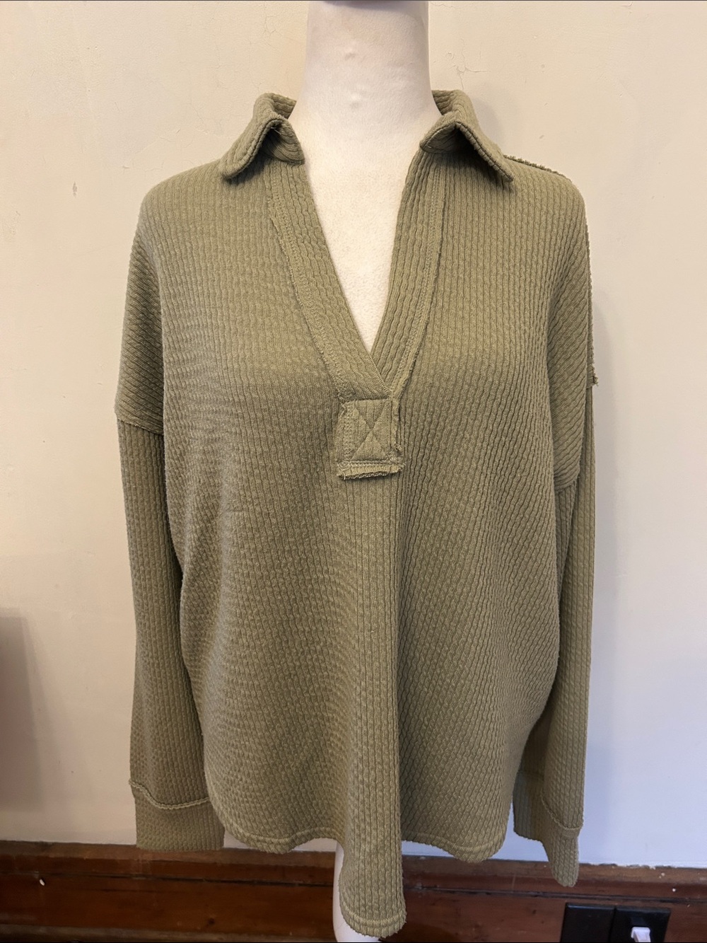 Blu Pepper Ribbed oversized Distressed V-Neck top Olive Green size XL EUC